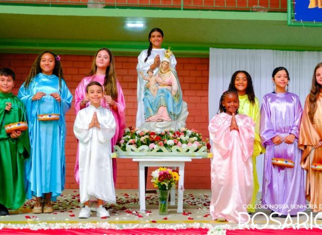 Coroação de Nossa Senhora emociona celebração em homenagem às mães